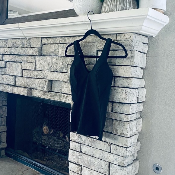 Lululemon Black Contour Tank Top Size 2 - Picture 3 of 15